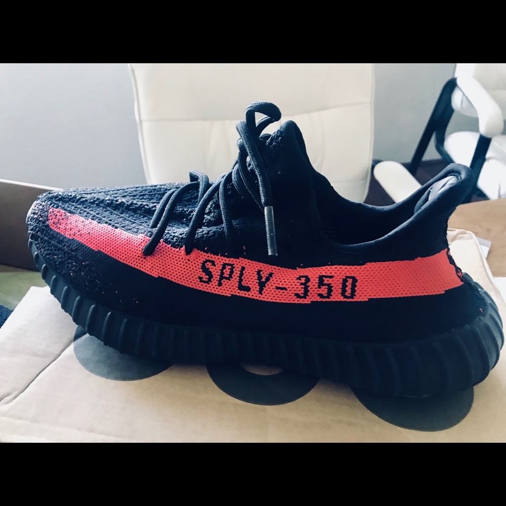 !! NWT !! Red Stripe Yeezy Boost 350 V2